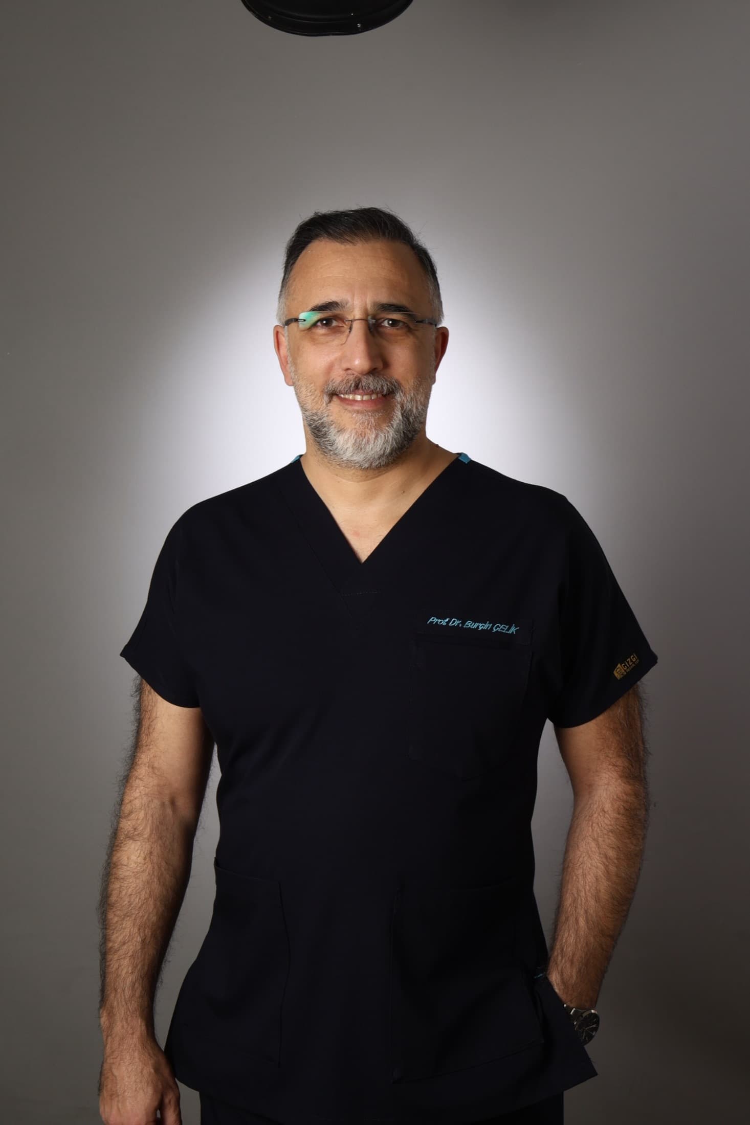 Prof. Dr. Burçin Çelik gülümseyen stüdyo portresi