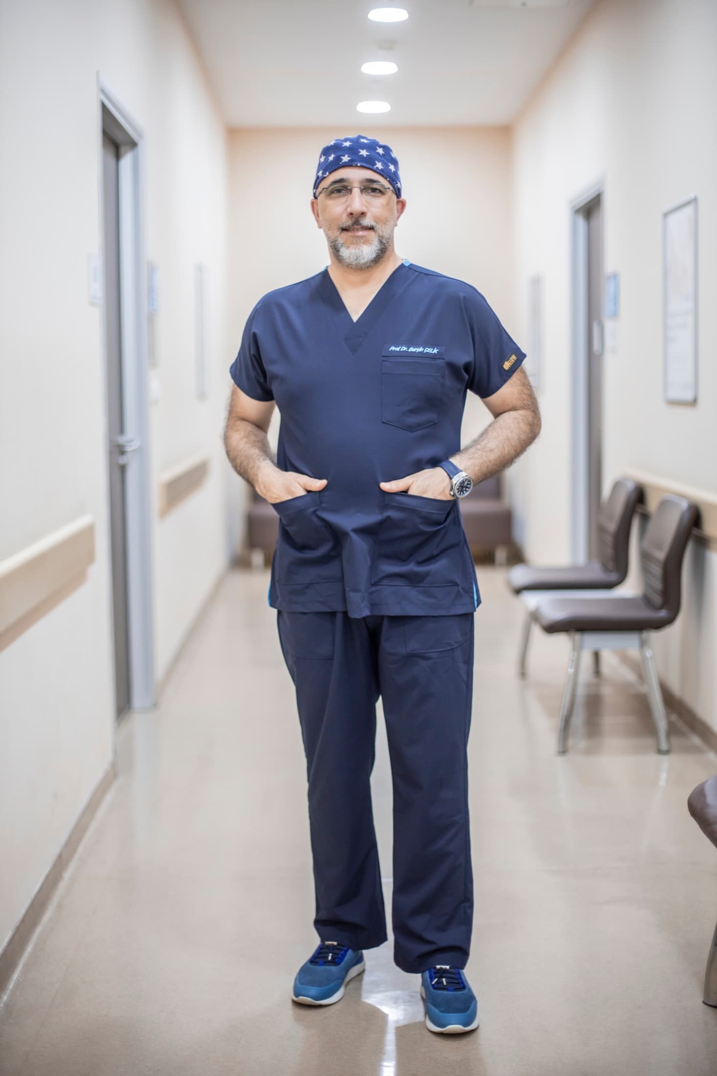 Prof. Dr. Burçin Çelik hastane koridorunda