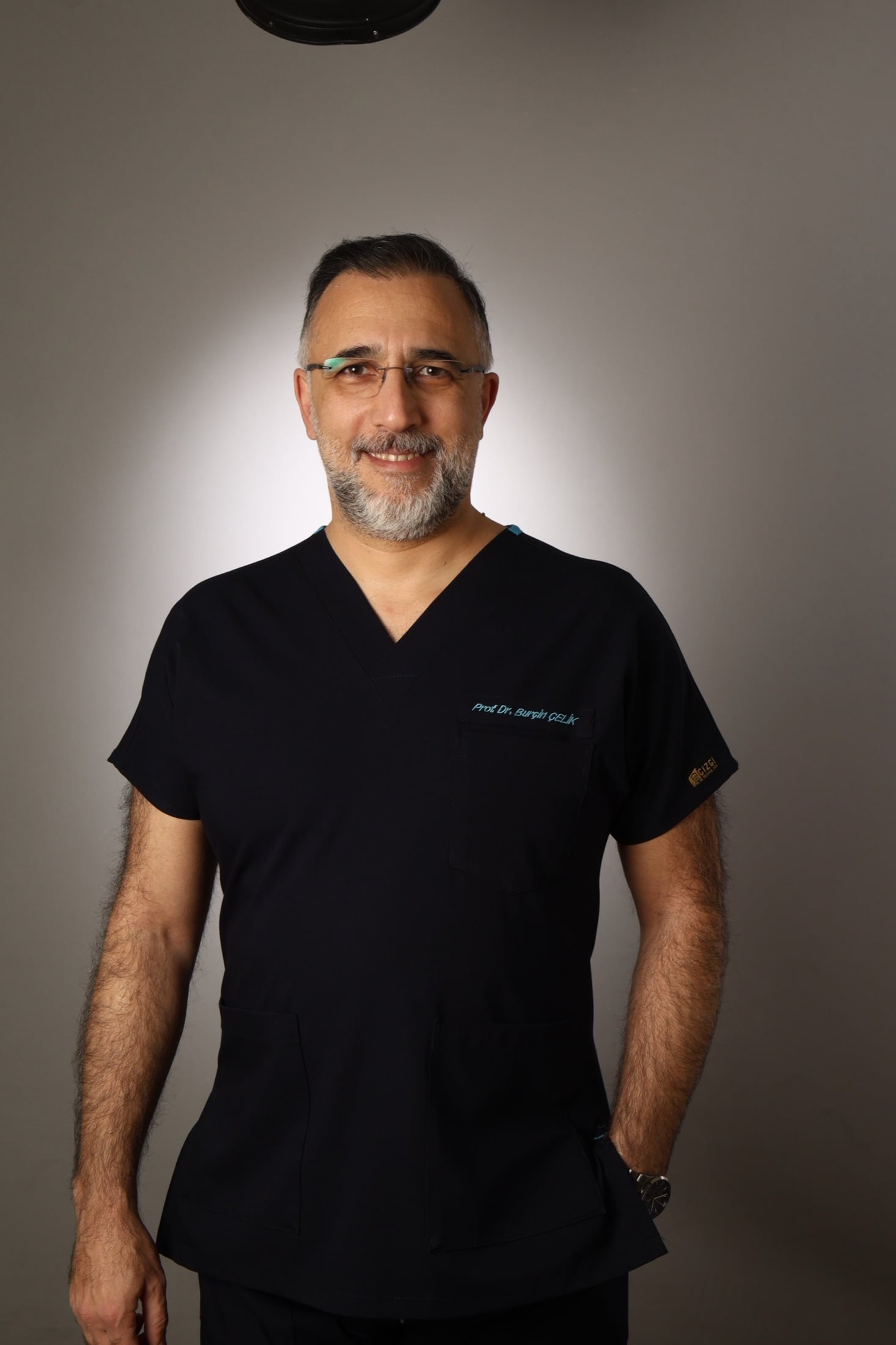 Prof. Dr. Burçin Çelik, siyah cerrahi formayla portre